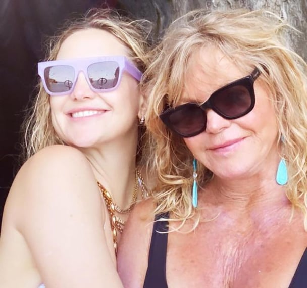 kate-hudson-mum-goldie-hawn-at-the-beach-sunglasses