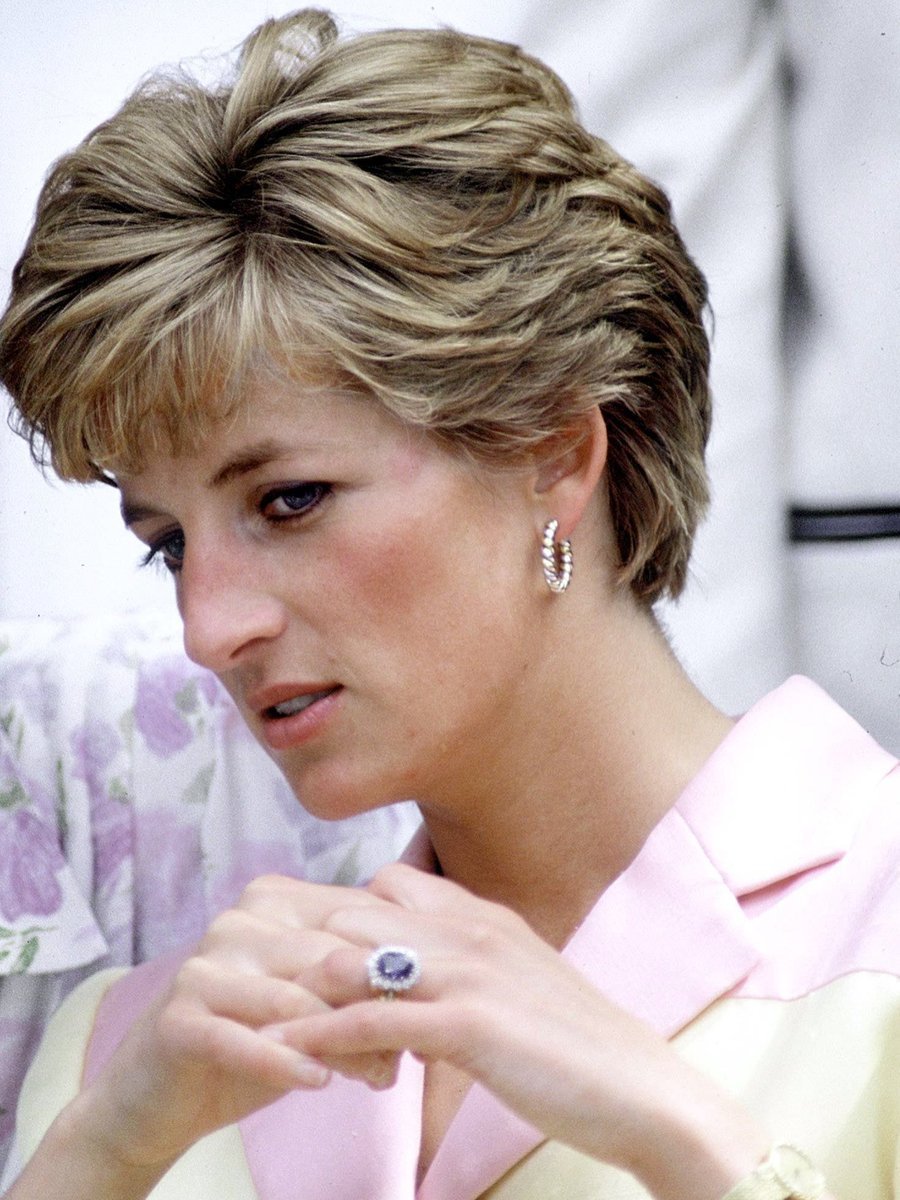 The real story behind Princess Diana's engagement ring.
