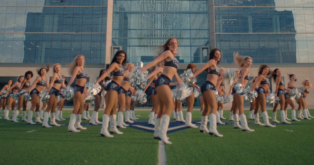 Read more about the article How much do the Dallas Cowboys cheerleaders make? Their salary.