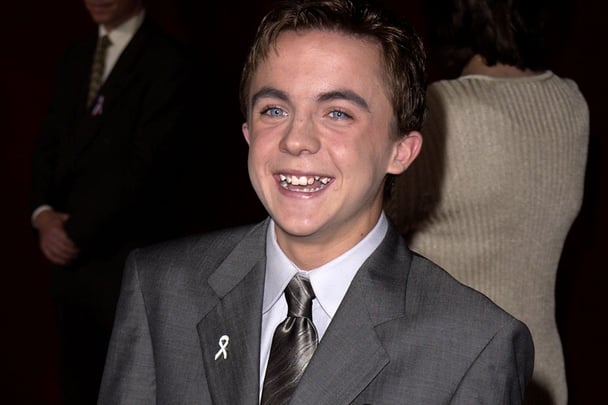 young-frankie-muniz-wearing-grey-suit