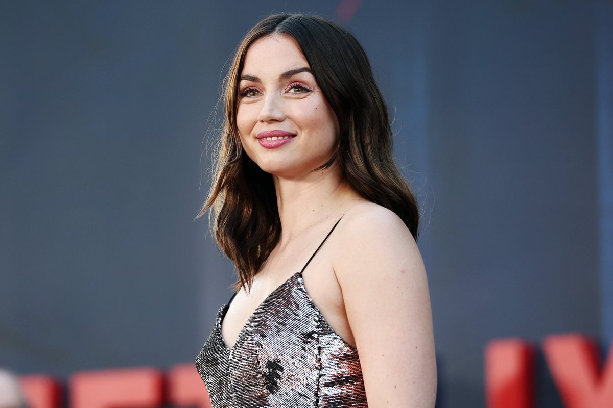 Ana de Armas Updates on X: NEW image of Ana de Armas on the set