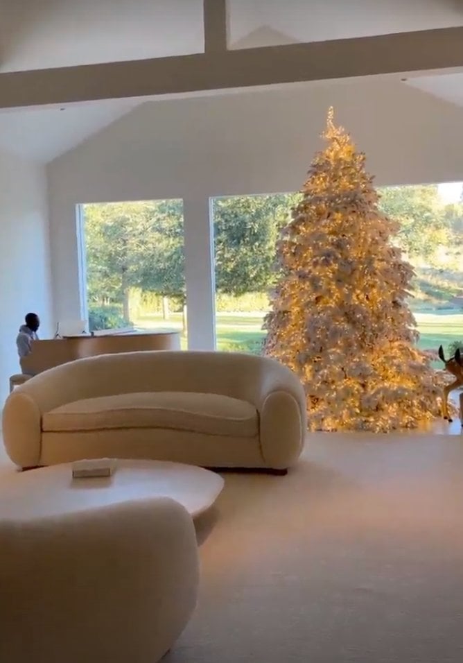 A roundup of the best celebrity Christmas trees in 2021.
