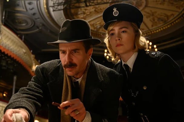 Sam Rockwell and Saoirse Ronan in See How They Run.