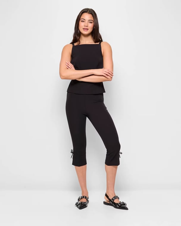 woman wearing black capri trousers