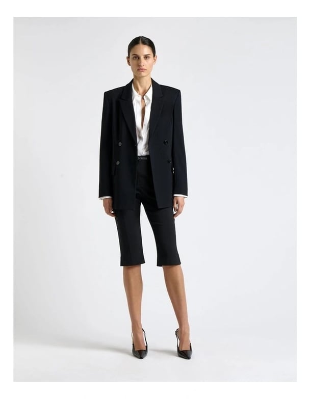 woman wearing black capri pant