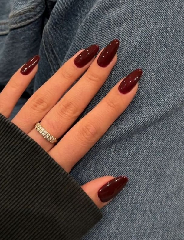 Deep cherry-red manciure.