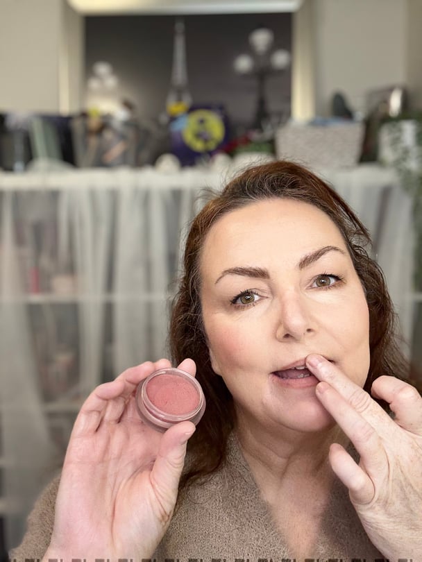 Teresa McNamara shows the Bobbi Brown Pot Rouge Velvet Matte in Rose Garden
.
