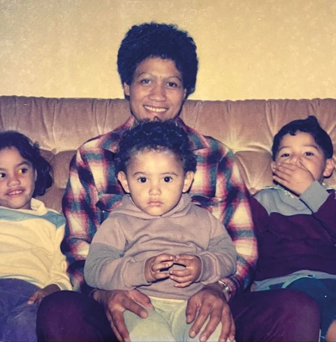 Author's family: Caryn (Mum), Honey, Quintin (on knee) and Buddy (right).