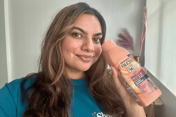 Selfie with the Garnier Fructis Hair Food Shampoo in Pineapple.
