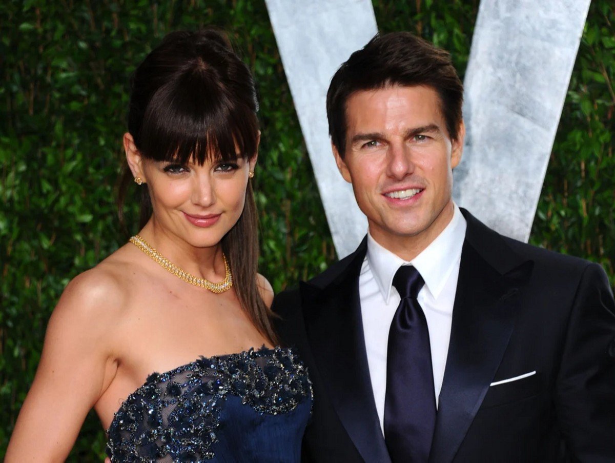 Katie Holmes and actor Tom Cruise posing for photos at the 2012 Vanity Fair Oscar Party. 