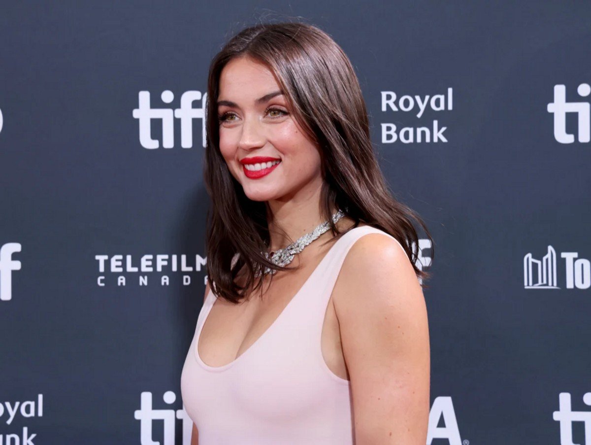  Ana de Armas attends the premiere of 