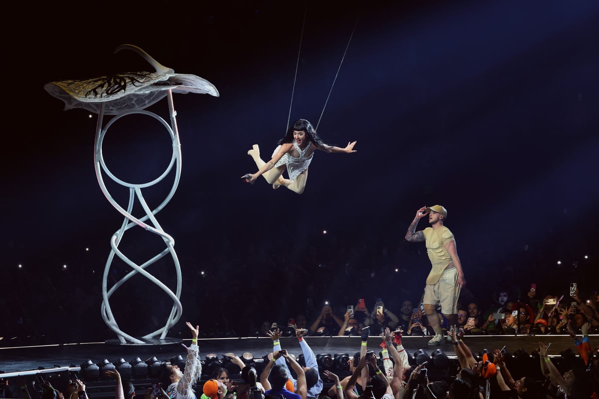 katy-perry-acrobatics-lifetimes-tour