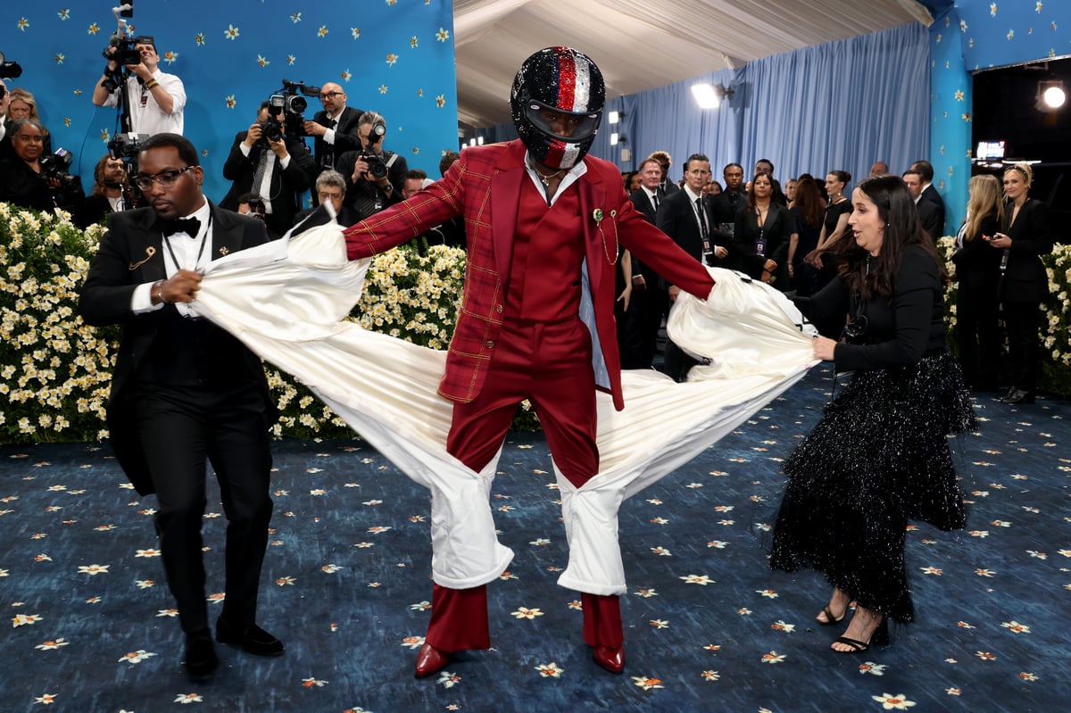 In a theatrical twist, Idris removed the racing suit on the carpet to unveil a tuxedo by Tommy Hilfiger.