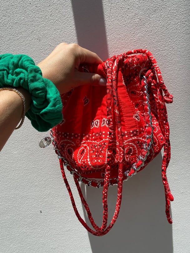 Bolsa bucket bag.