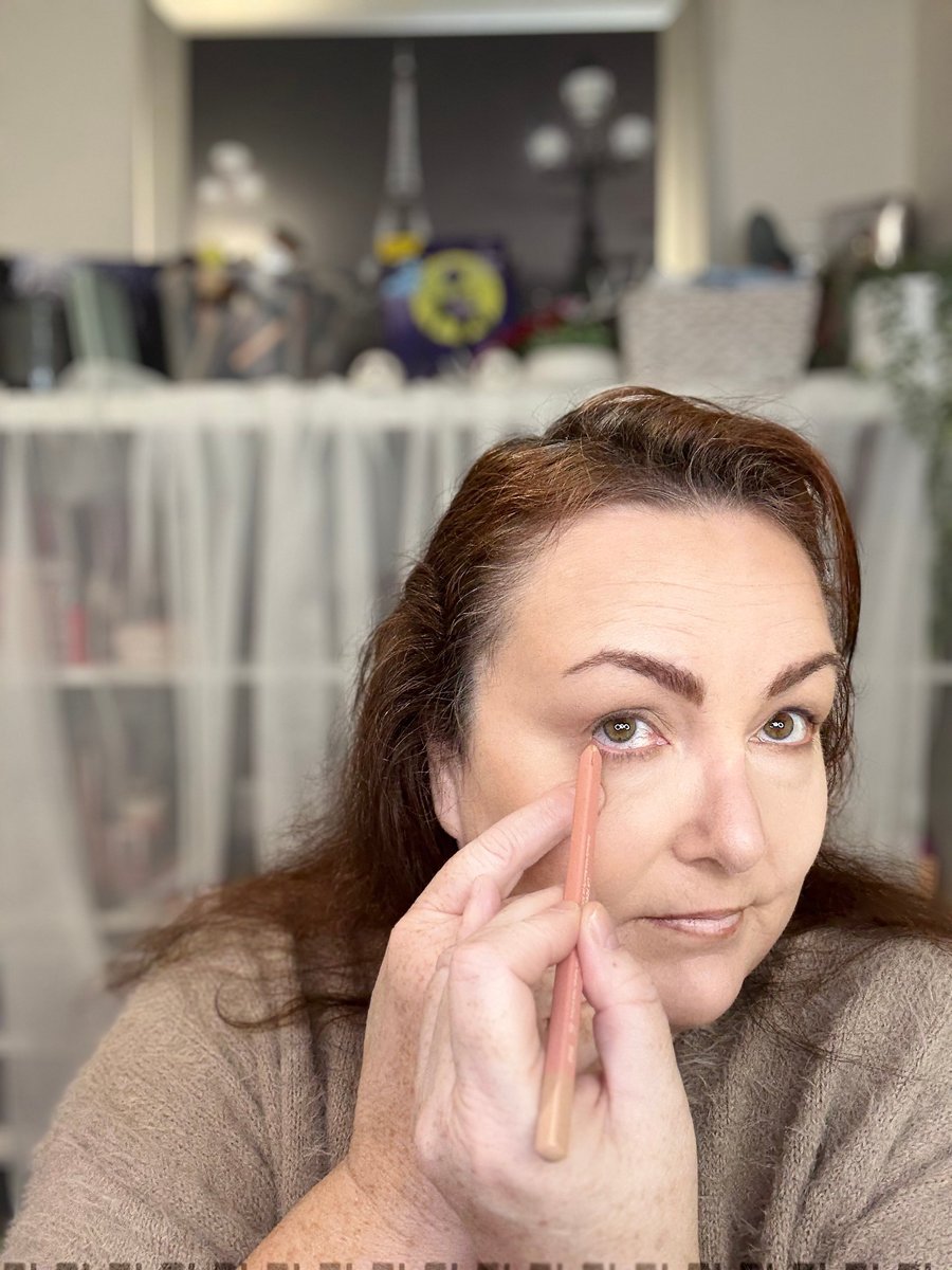 Teresa McNamara shows the Holme Beauty Alignment Lip Liner in a nude shade.