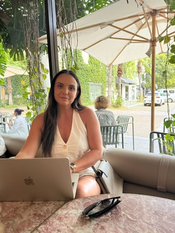 kris-byrnes-white-vest-mac-laptop
