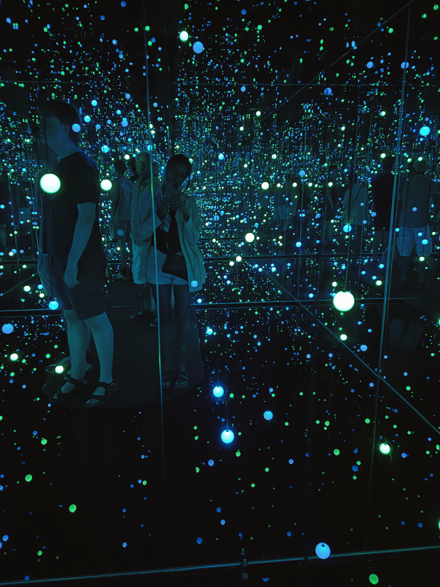 Mirrored infinity room.