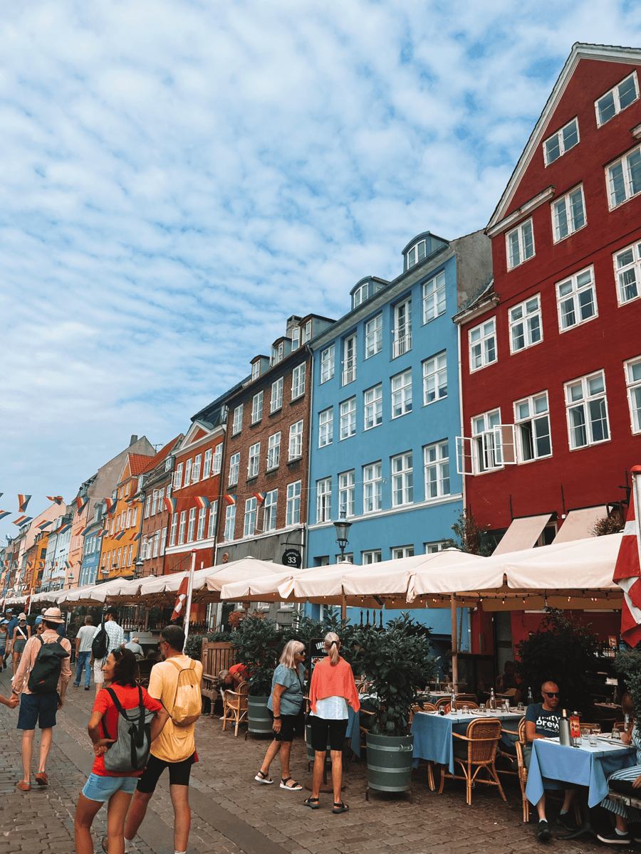 The neighbourhood of Christianshavn full of colourful houses.