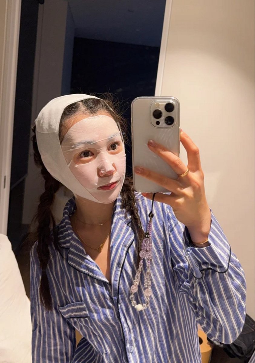 woman wearing Numbuzin No.9 NAD Bio Lifting Mask