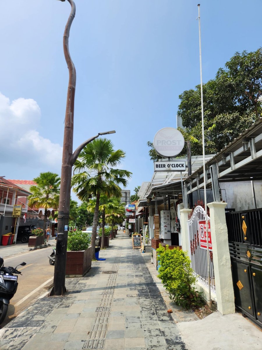 A street in Flores, boasting a cozy and bustling assortment of shops.