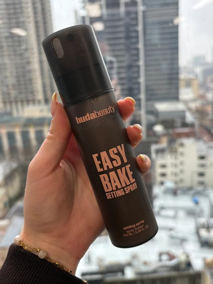 HUDA Beauty Easy Bake Setting Spray.