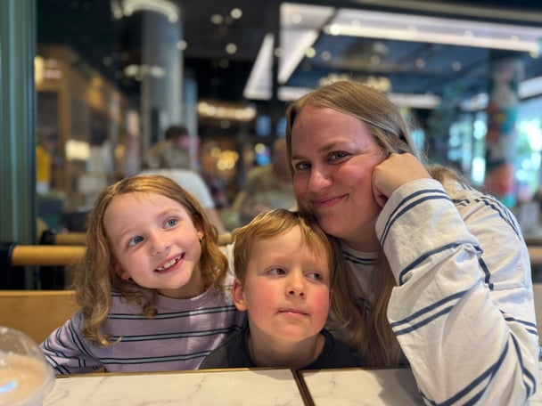 caitlin-and-two-kids-sitting-at-restaurant