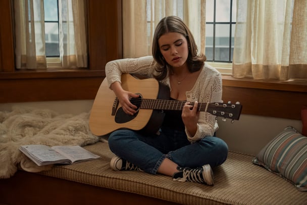 Hannah in Off Campus 
