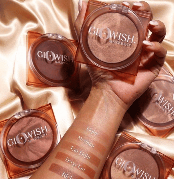 Huda Beauty GloWish Soft Radiance Bronzing Powder Mini.