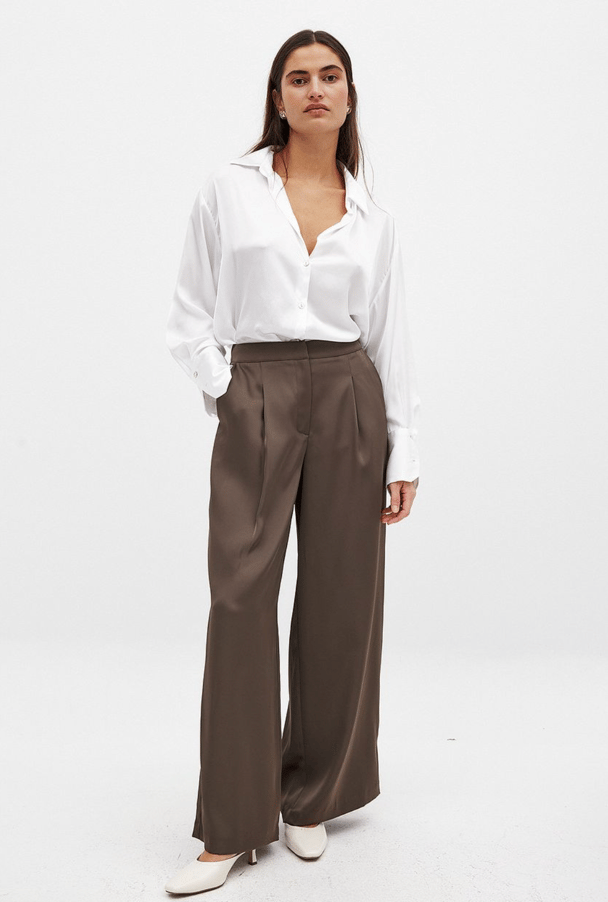 Pleated relaxed suit pants.