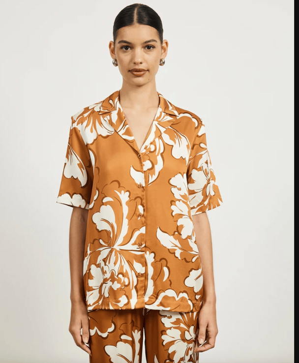 Minima Esenciales printed floral shirt.