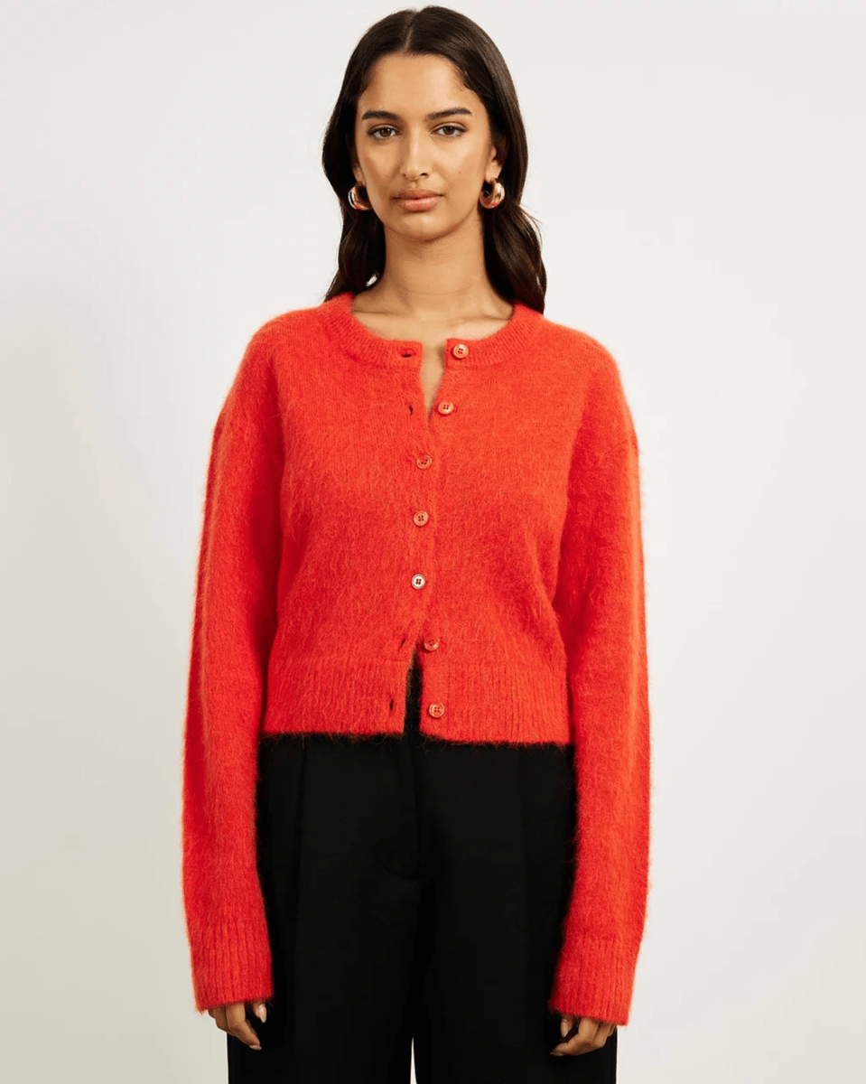 Minima Esenciales red cardigan.