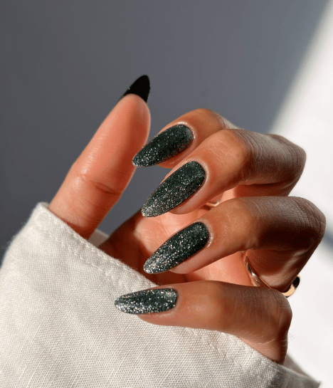 Sparkly green manicure.