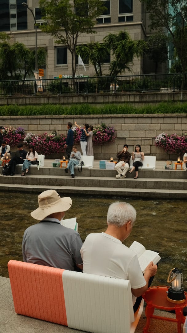The Seoul Outdoor Library at the Cheonggyecheon Stream