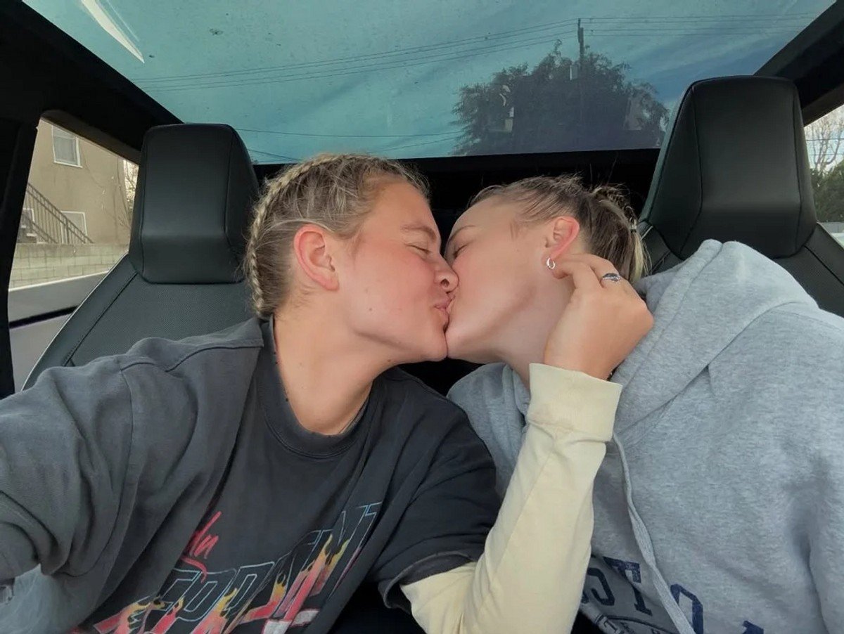 Kath Ebbs kissing Jojo Siwa