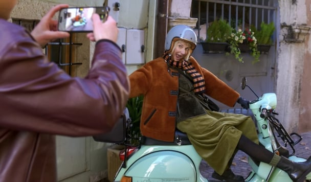 Netflix The Four Seasons Episode 8 Anne in Italy posing for photos. 
