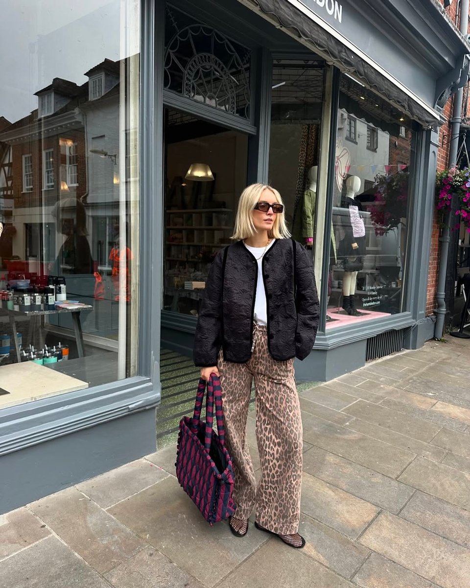 British influencer Polly Sayer clashes her tote bag