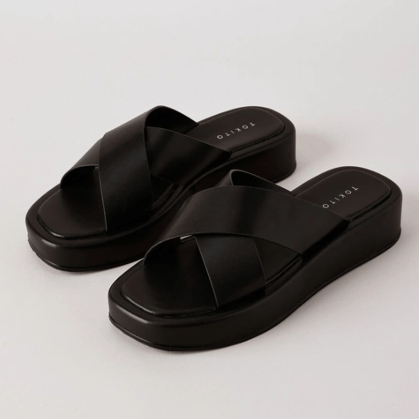 round toe shape crossover sandals from Tokito