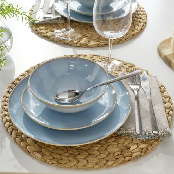 18-piece dinnerware set in light blue