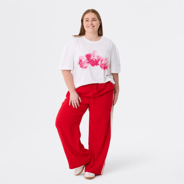 relaxed fit pants in red from Avella