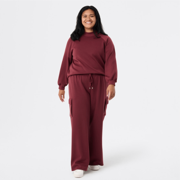 modern cargo design pants in burgundy from Avella