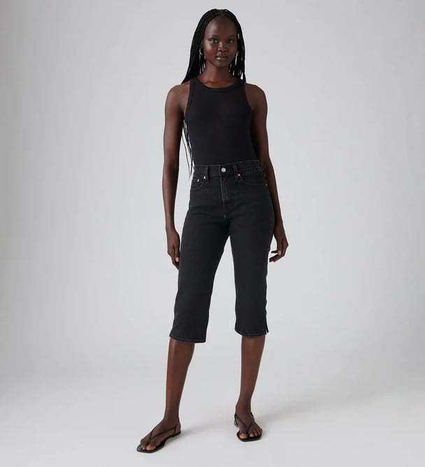 woman wearing black demin capri