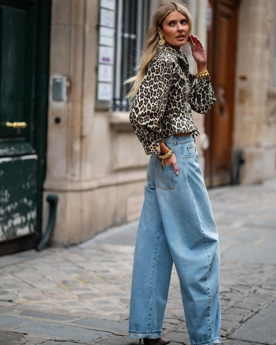  Elle Ferguson wears barrel-leg jeans