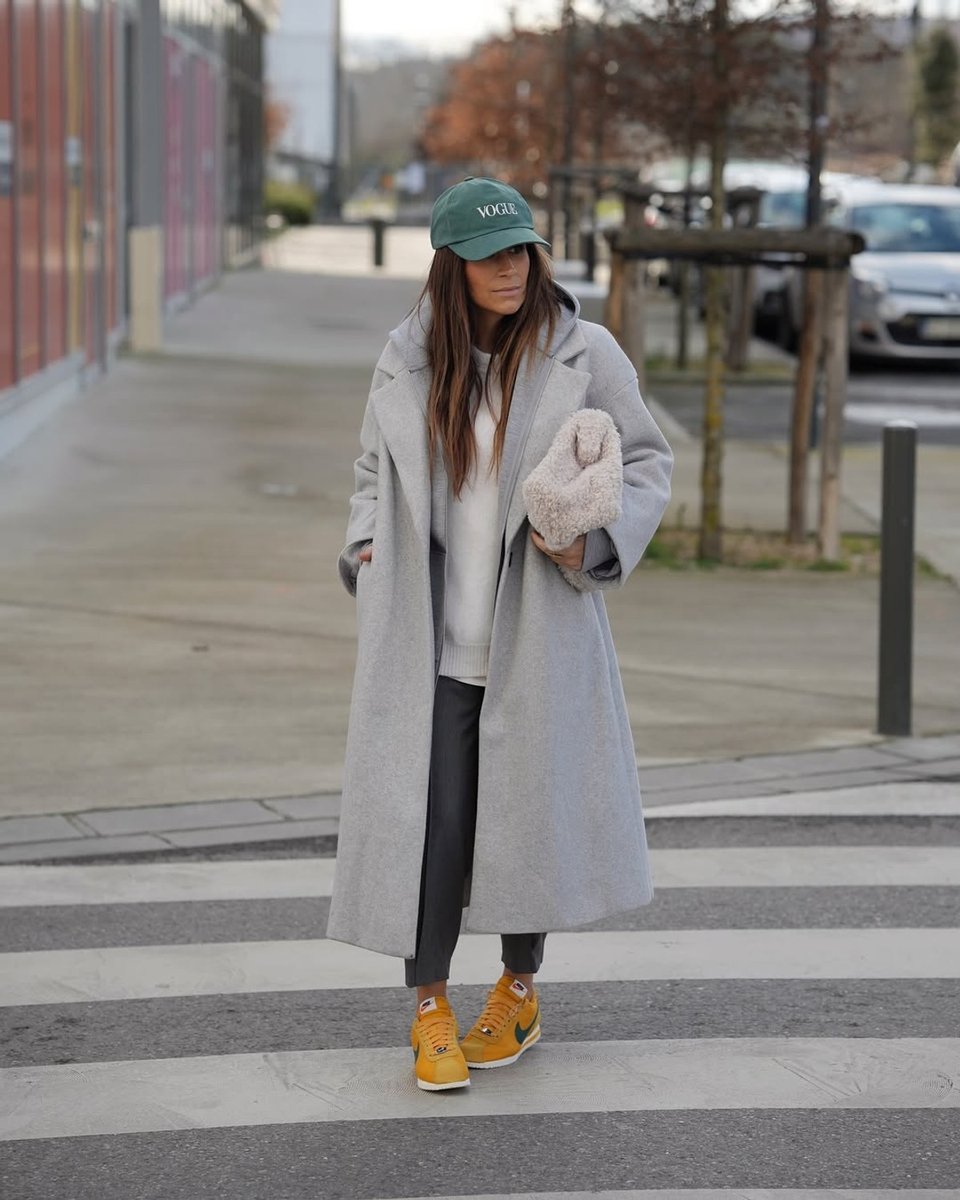 French influencer Cindy of 'Boho Addict' styles a fluffy bag with casualwear.