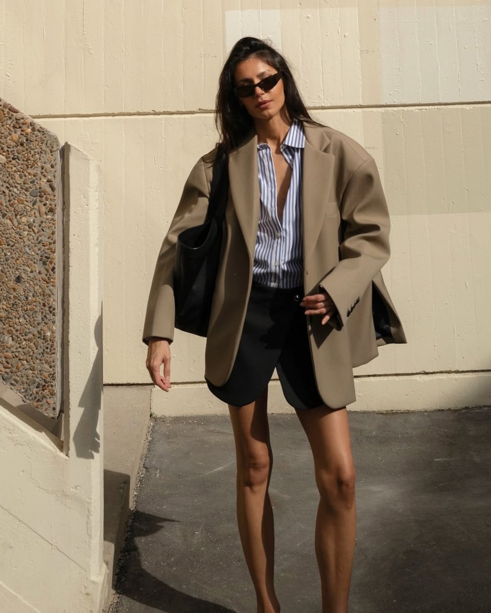 Influencer Petra Mackova wears an oversized blazer.