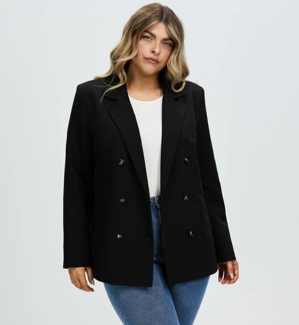 woman wearing a black boyfriend blazer 