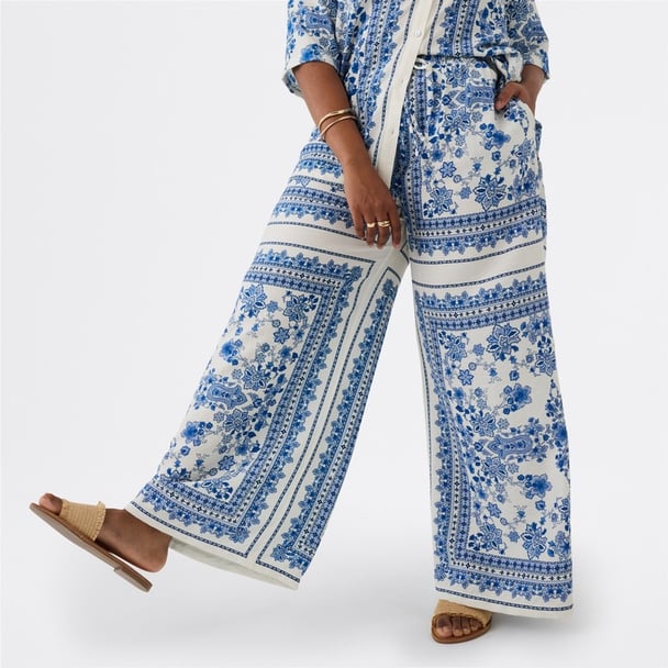 woman wearing Avella Big W set pants