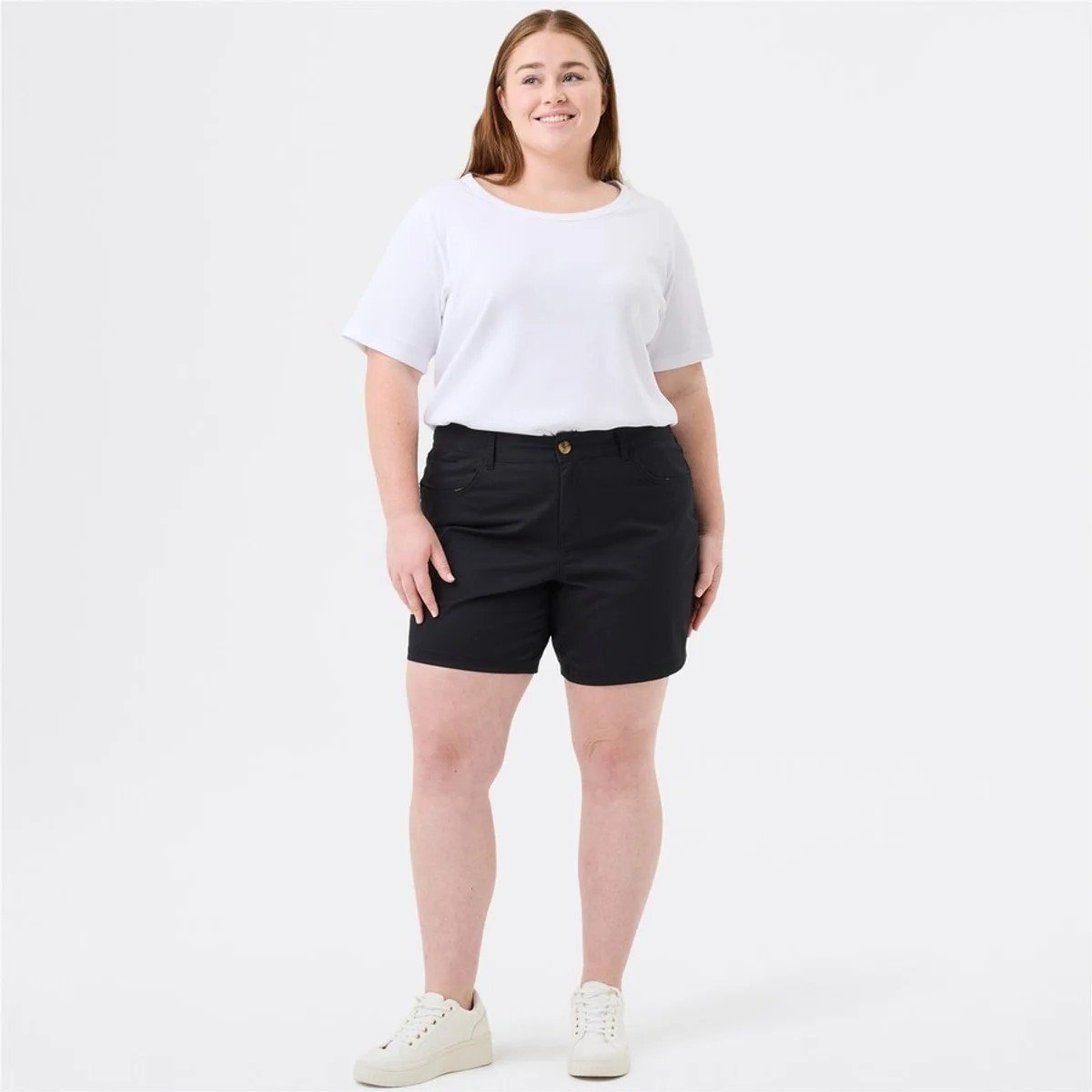 woman wearing black shorts