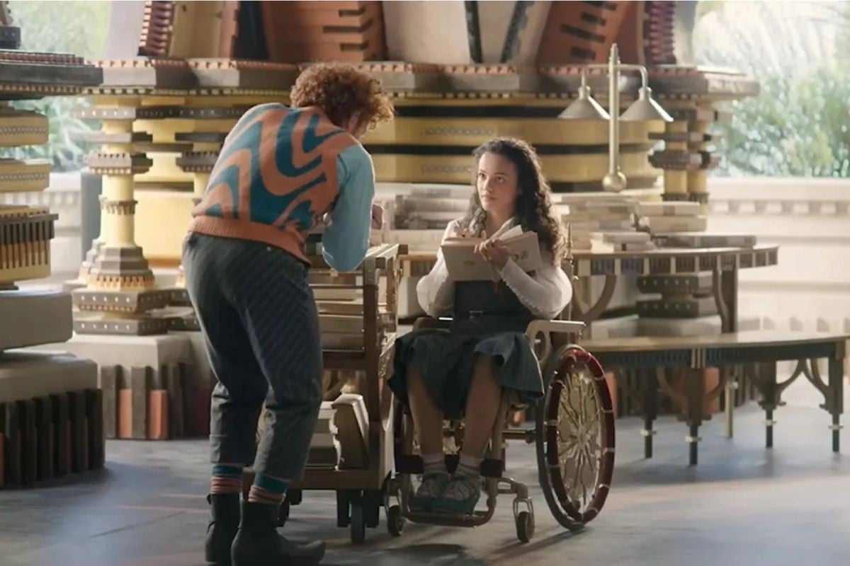 Easter eggs and references to Wizard of Oz in Wicked movie. 