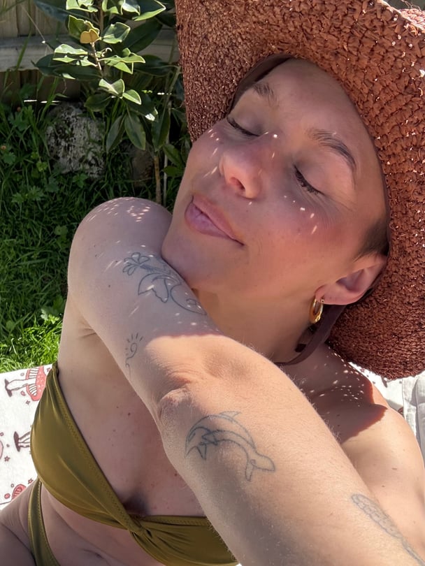 Selfie of Dakota in bikini wearing a straw hat.