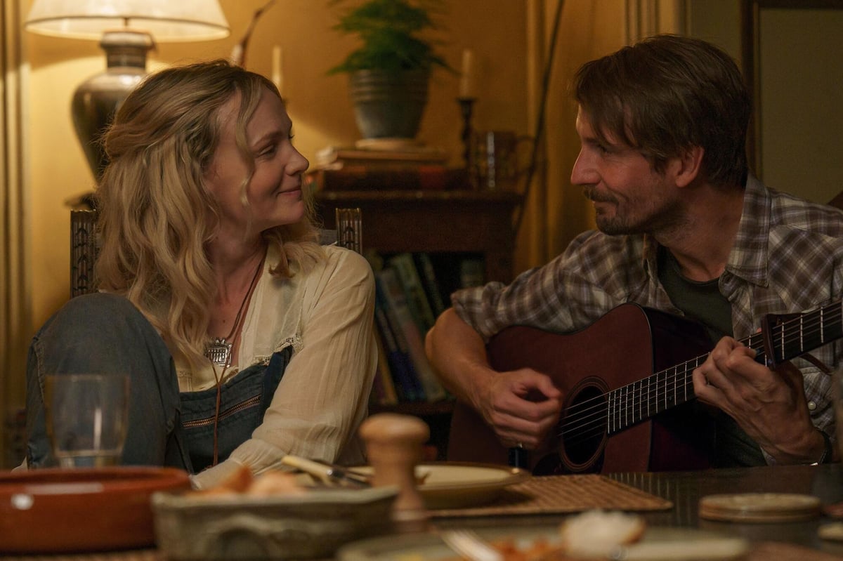 carey-mulligan-tom-basden-as-nell-and-herb-in-the-ballad-of-wallis-island